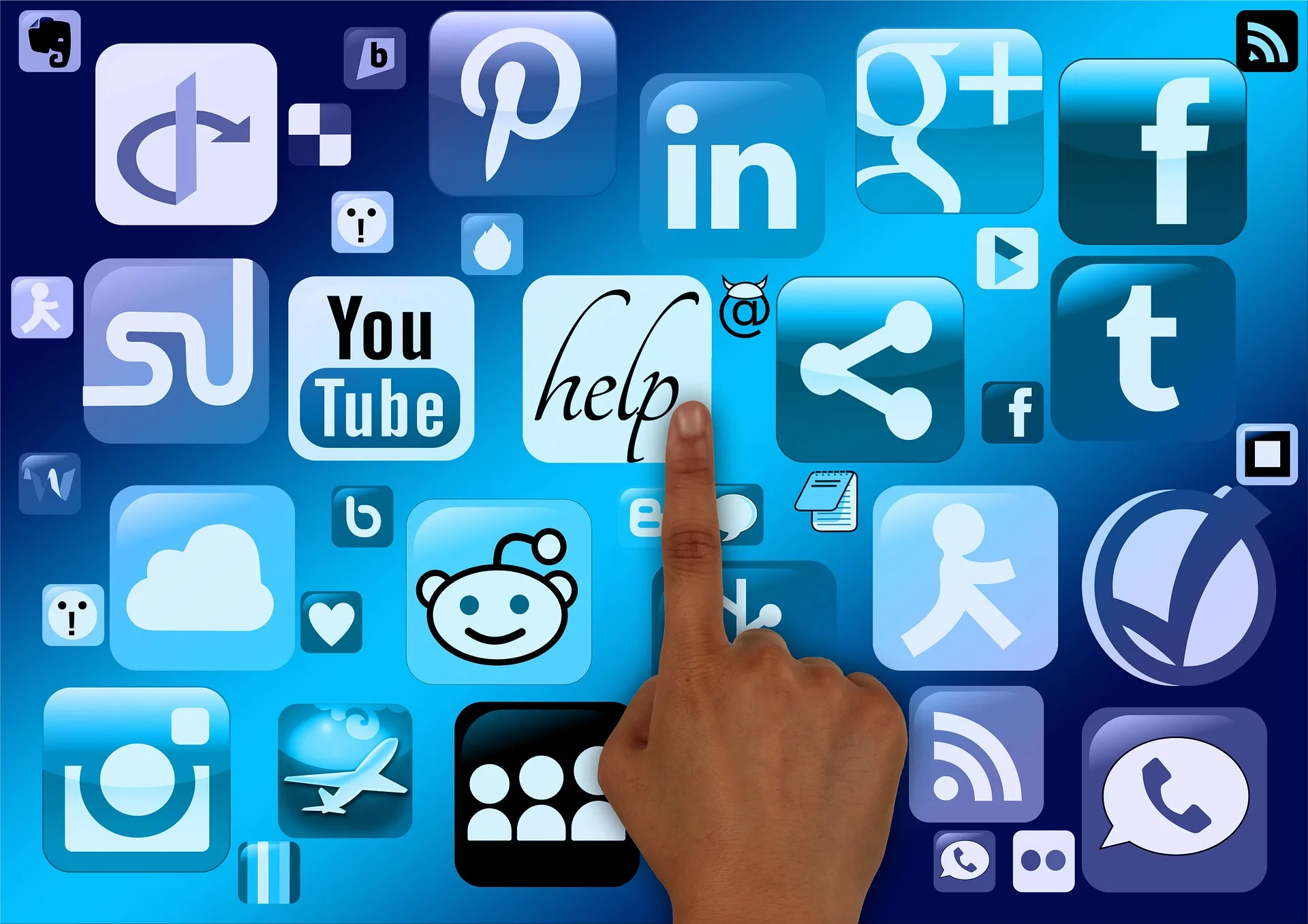Hand zeigt auf Website und Social Media Icons