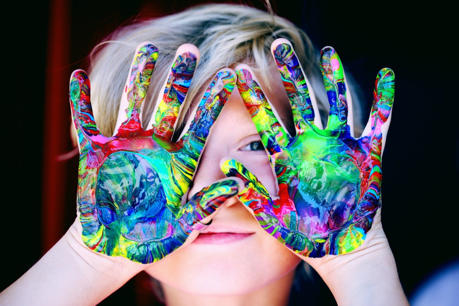 Ein Kind zeigt seine bemalten Hände