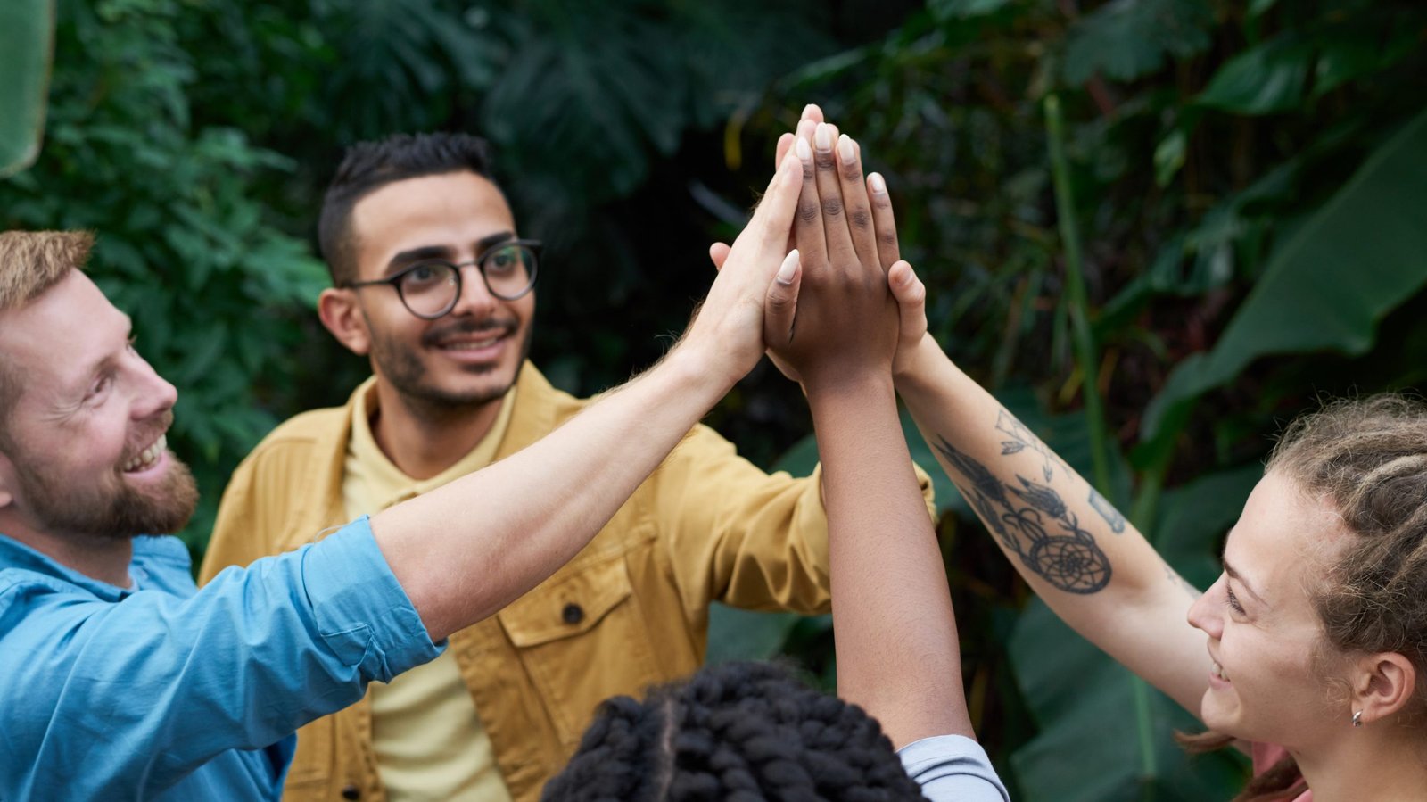 Menschen, die High Five machen