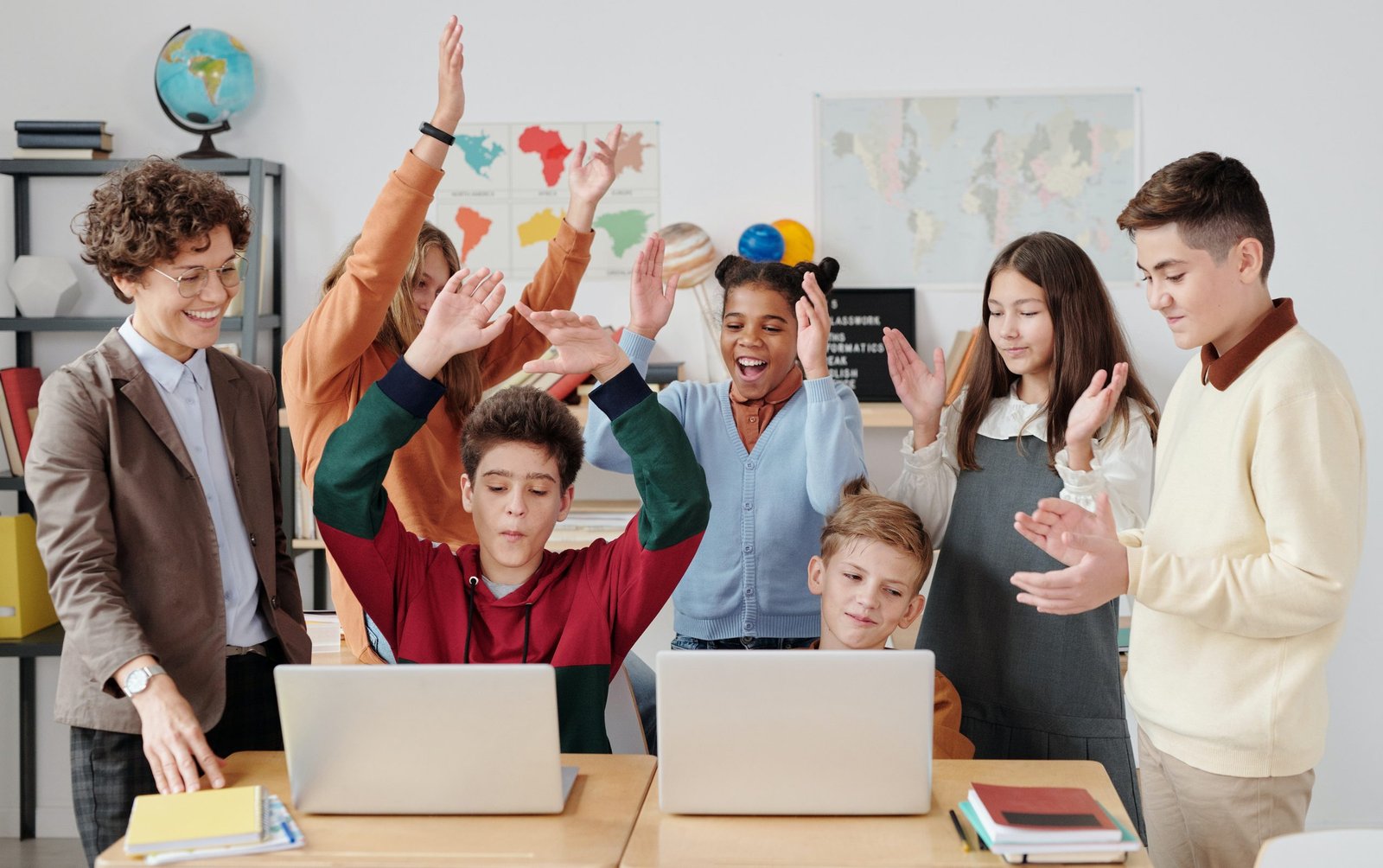 Schulklasse beim Lernen am Laptop