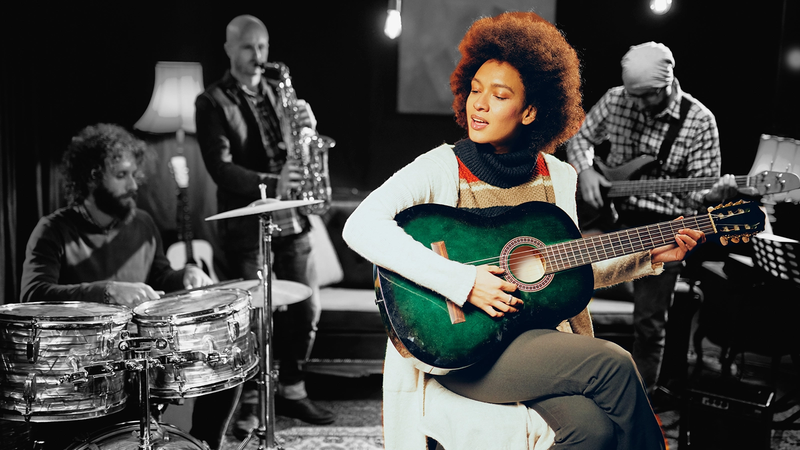 Jazz-Band mit Sängerin an der Gitarre