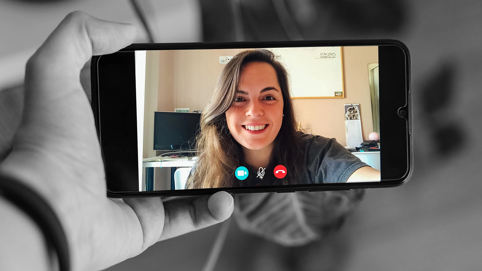 Handy im Querformat zeigt eine Frau im Video