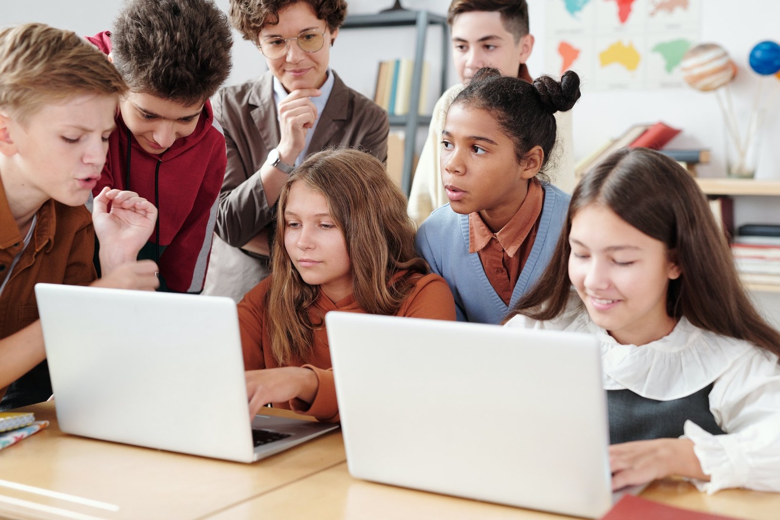 Kinder arbeiten an Laptops
