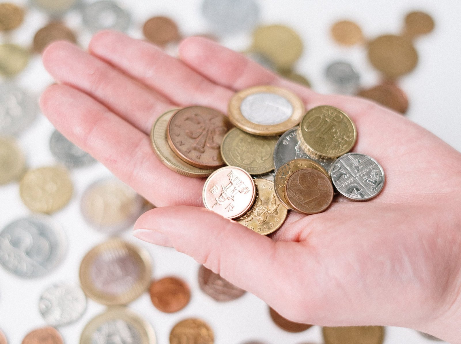 Hand mit Euro und Cent Münzen