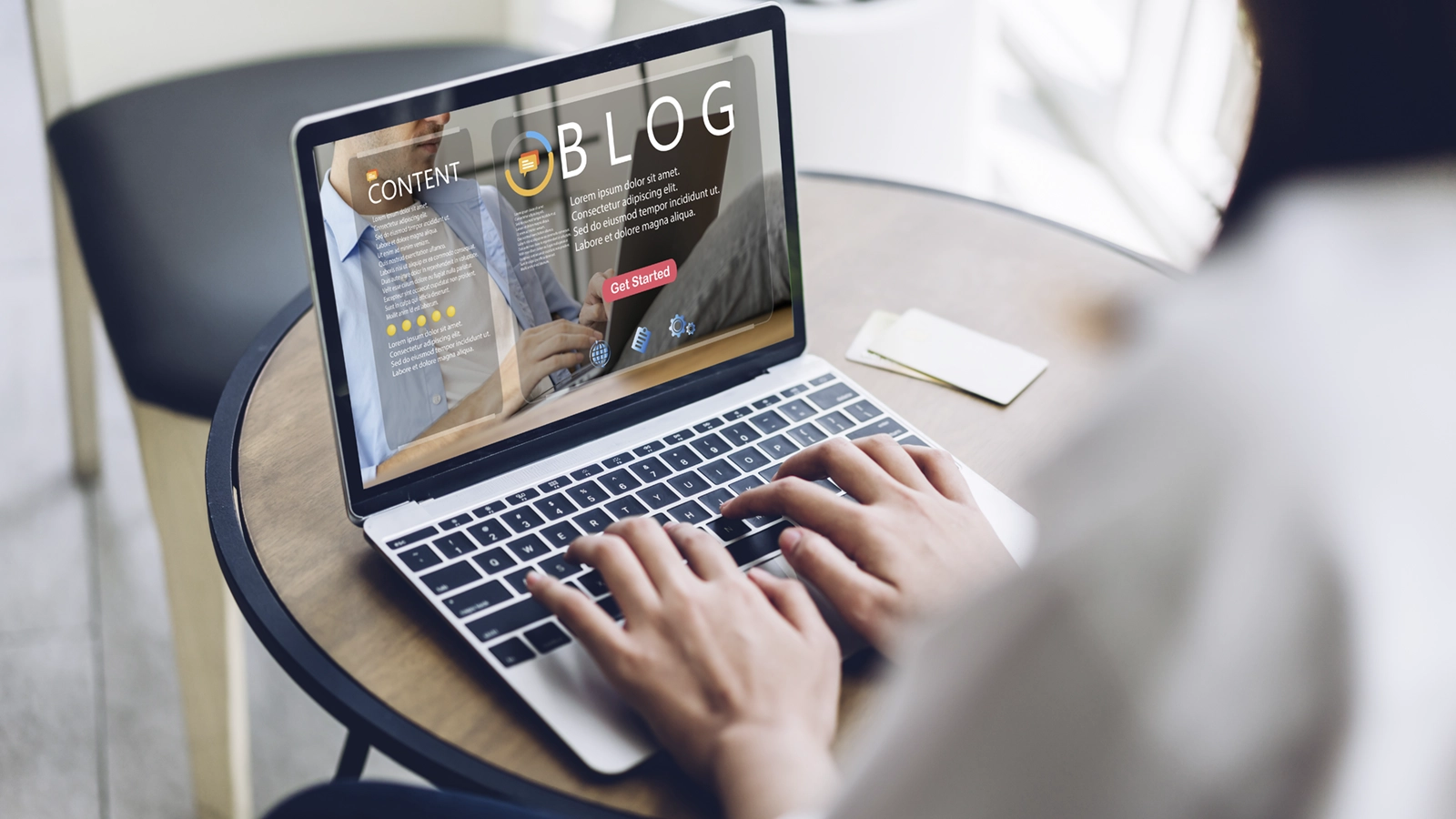 Frau schreibt am Laptop einen Blog für Non-Profits
