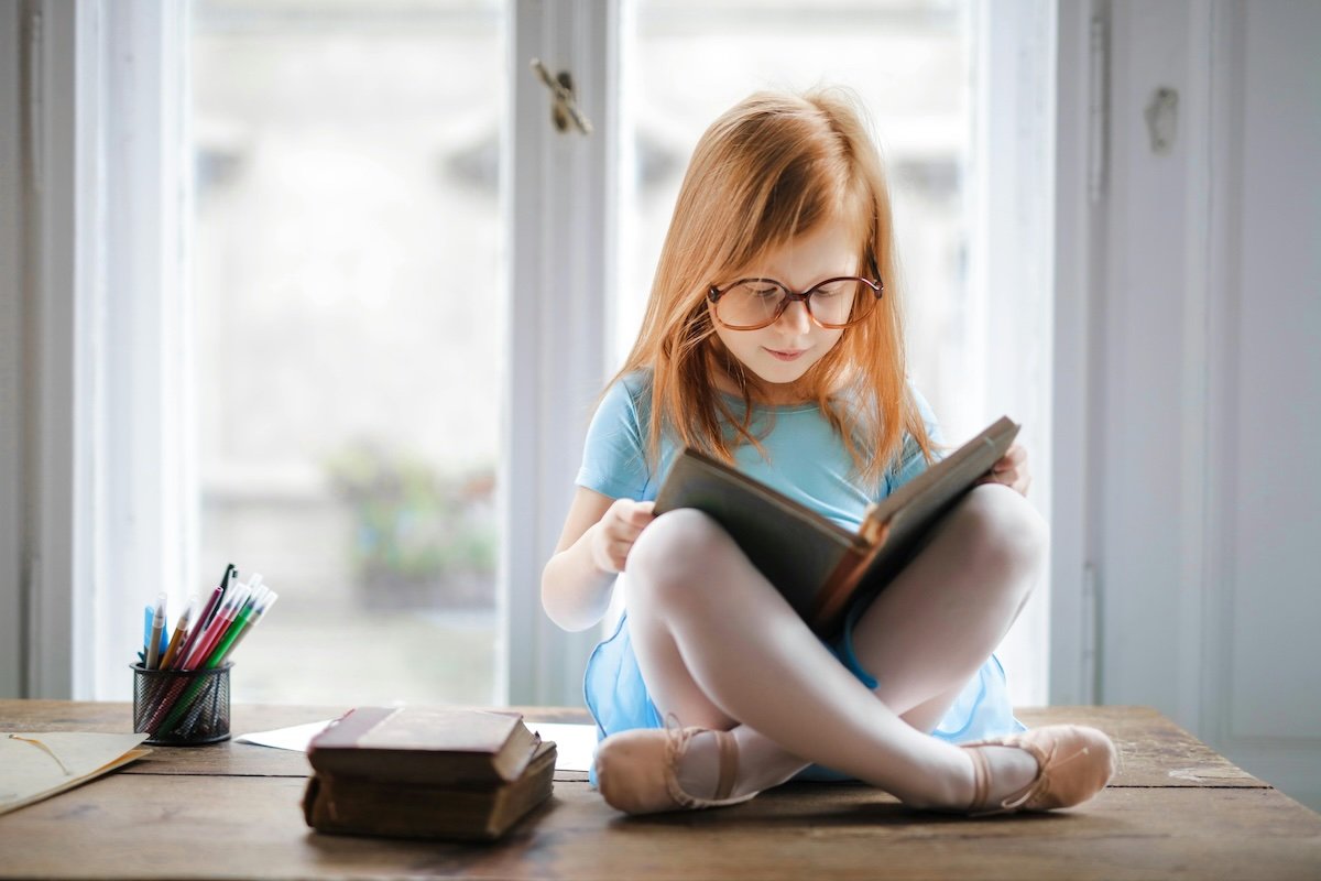 Mädchen mit einem Buch