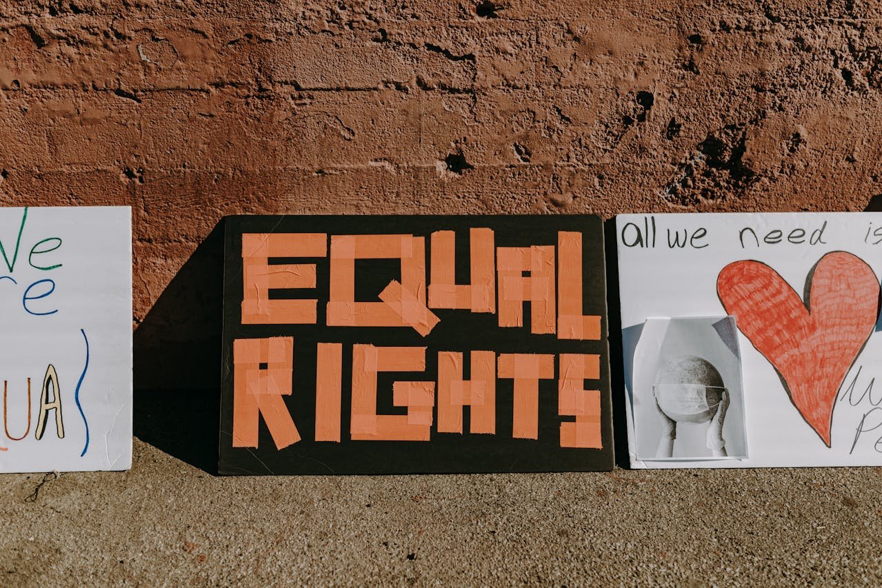 Schild mit der Aufschrift Equal Rights