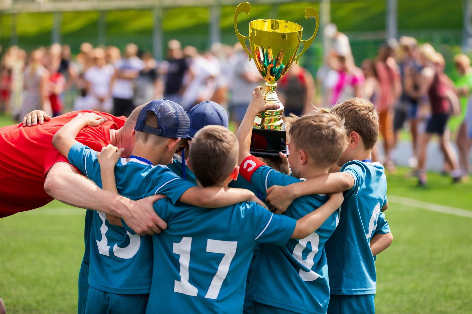 Kinder mit einem Pokal im Sportverein