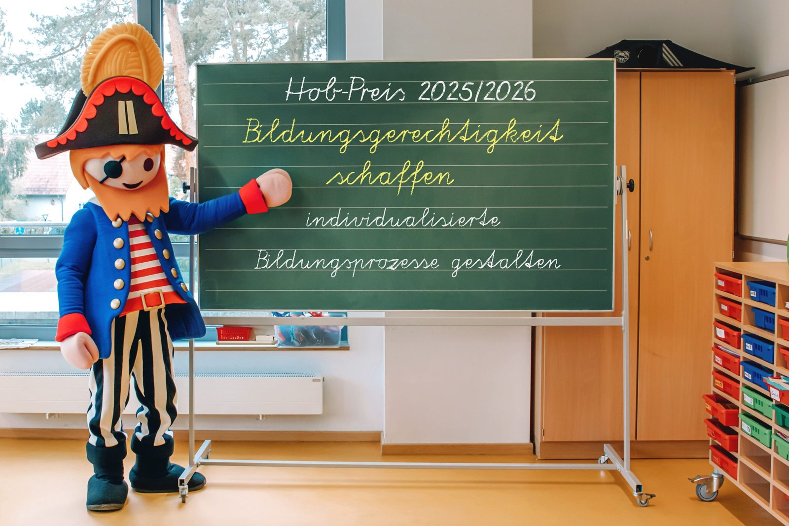 Eine Playmobil-Figur steht an einer Schultafel