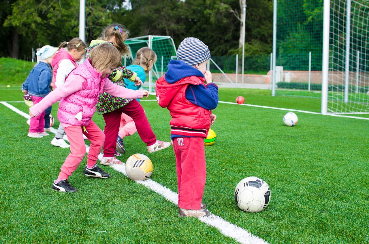 Kinder spielen Fußball