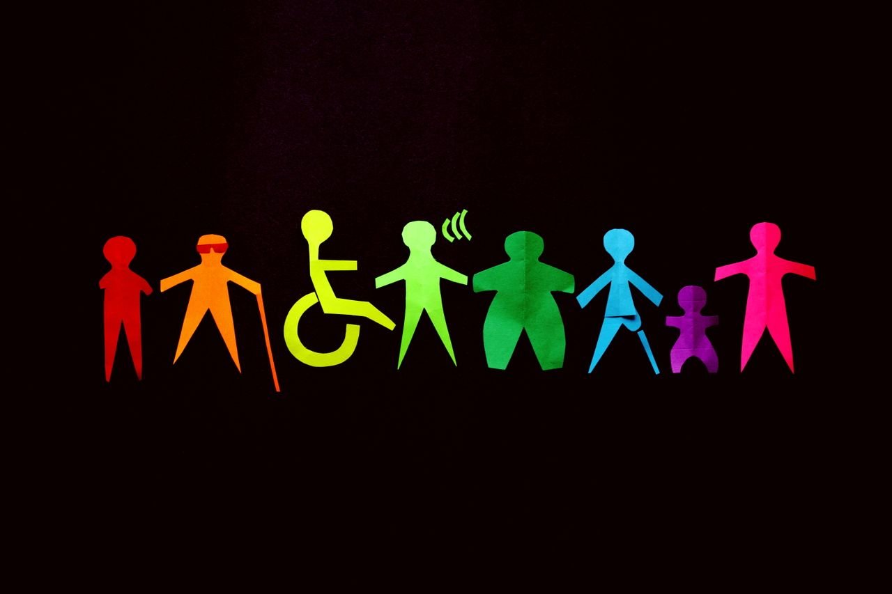 bunte Figuren aus Papier