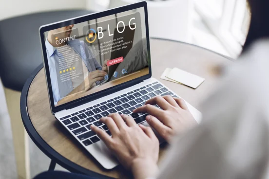 Frau schreibt am Laptop einen Blog für Non-Profits