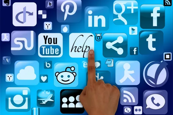 Hand zeigt auf Website und Social Media Icons