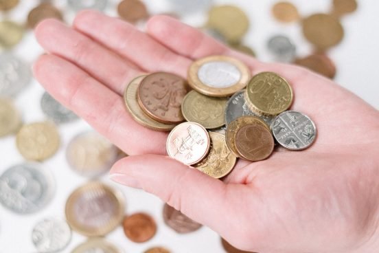Hand mit Euro und Cent Münzen