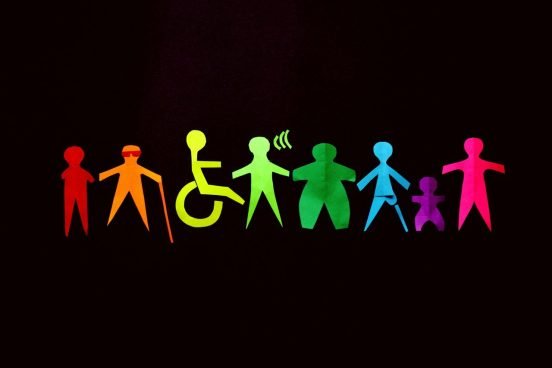 bunte Figuren aus Papier